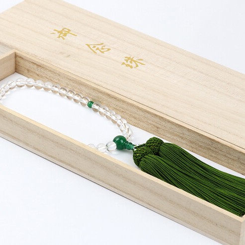 【京念珠】本水晶 シンプル念珠（女性用） 親玉グリーンクォーツァイト　使用イメージ